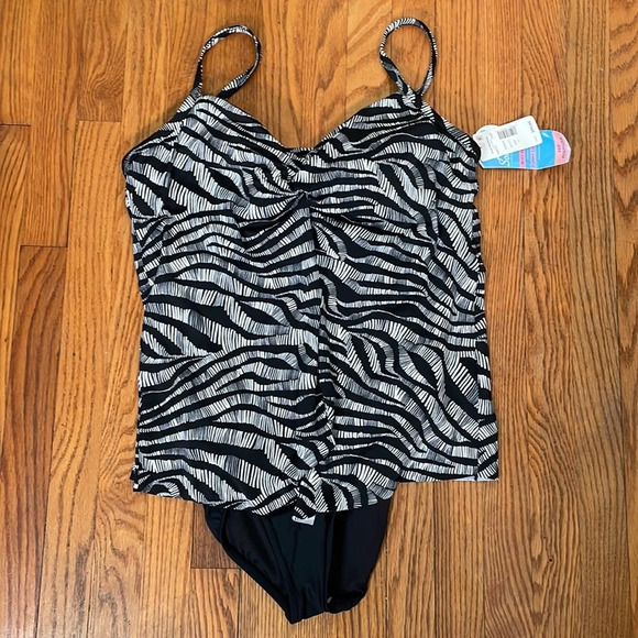 Swim Solutions Twist-Front Flyaway Fauxkini One-Piece Swimsuit plus size 18 NWT - Picture 2 of 8